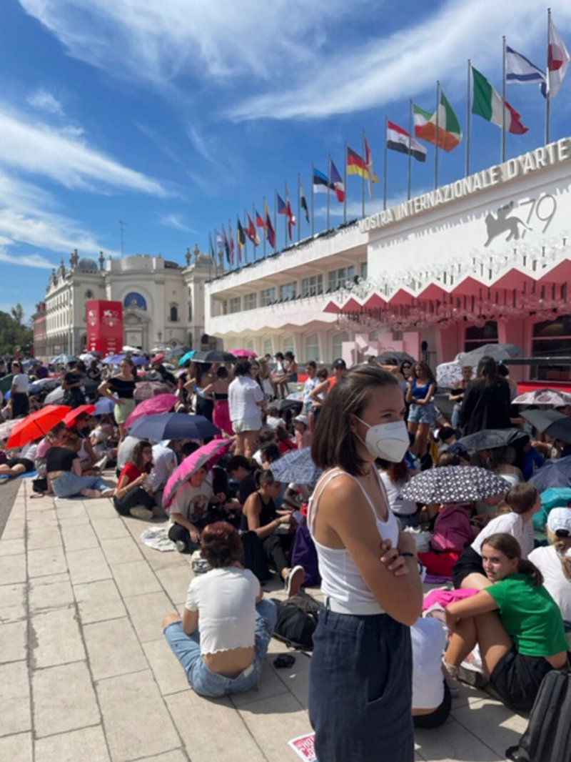 Fansen har slagit läger utanför för att få en skymt av Harry Styles i Venedig.