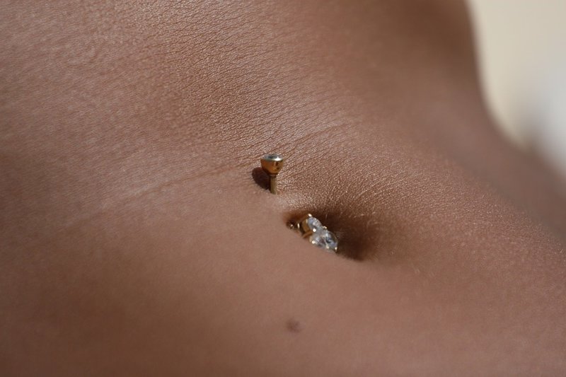 Vänta helst två till fyra veckor innan du solar med din piercing. Vänta helst två till fyra veckor innan du solar med din piercing.