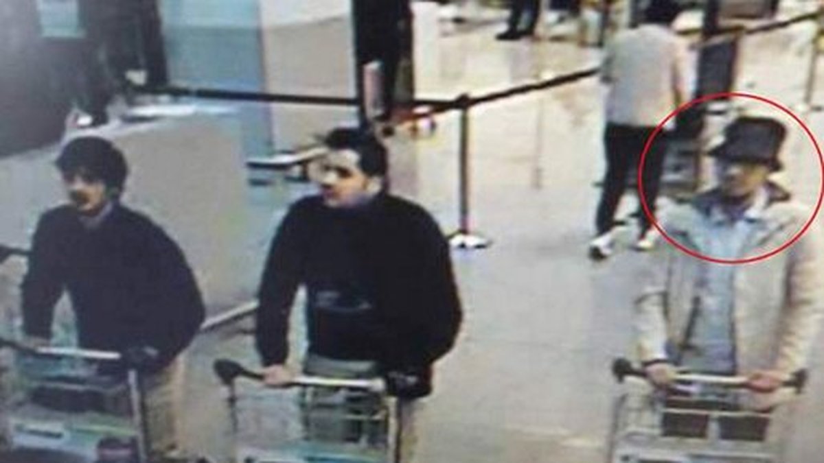 Övervakningskamera som visar de tre bombmännen från flygplatsen i Bryssel.