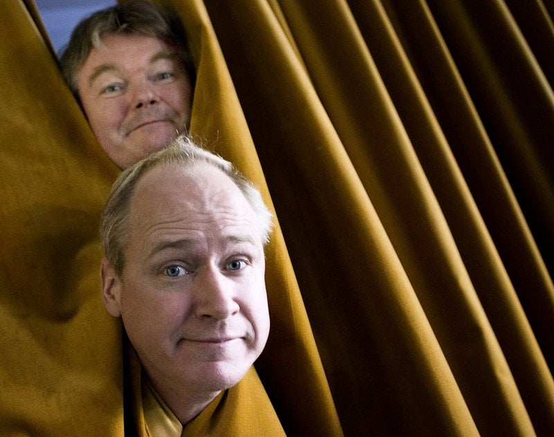 Peter Dalle (i bakgrunden) och Robert Gustafsson spelade sommarteatern "Lånta fjädrar" 2008, den första på Krusenstiernska gården i Kalmar. Bild från februari 2008.