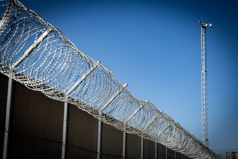 Kriminalvårdens anstalt i Kumla, säkerhetsklass 1. Fängelsemur med taggtråd och övervakningskamera. Foto: Pontus Lundahl / TT / Kod 10050