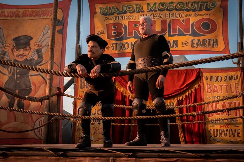 Mark Povinelli och Ron Perlman som cirkusfolk i 'Nightmare Alley'. Pressbild.