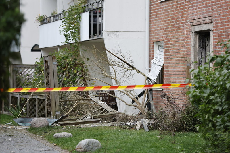 En kraftig explosion inträffade i Huvudsta i Solna sent på torsdagskvällen. På grund av befarad rasrisk som en följd av de omfattande skadorna på huset tog räddningstjänsten beslut om att evakuera boende i ett trapphus.
