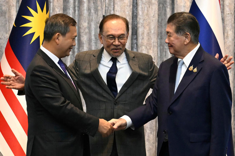 Malaysias premiärminister Anwar Ibrahim i mitten, omgiven av Kambodjas premiärminister Hun Manet (vänster) och Thailands vice premiärminister Phumtham Wechayachai på måndagen. 