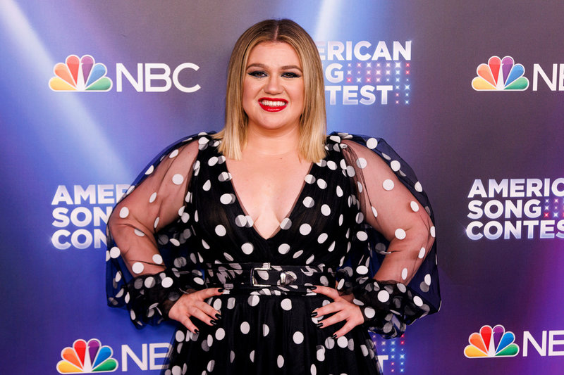 Programledaren Kelly Clarkson poserar inför premiären.