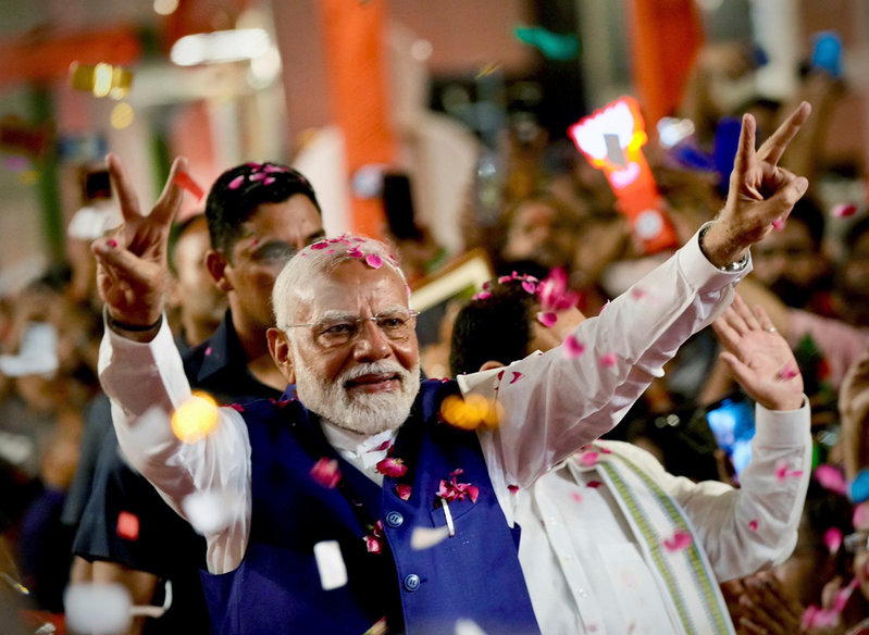 Indiens premiärminister Narendra Modi jublar.