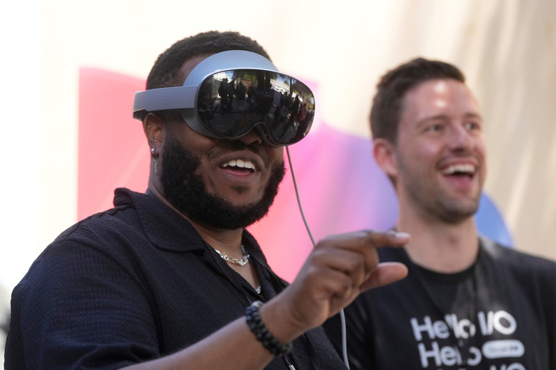 Google har flera fysiska produkter på gång för att förstärka den virtuella framtida upplevelsen.