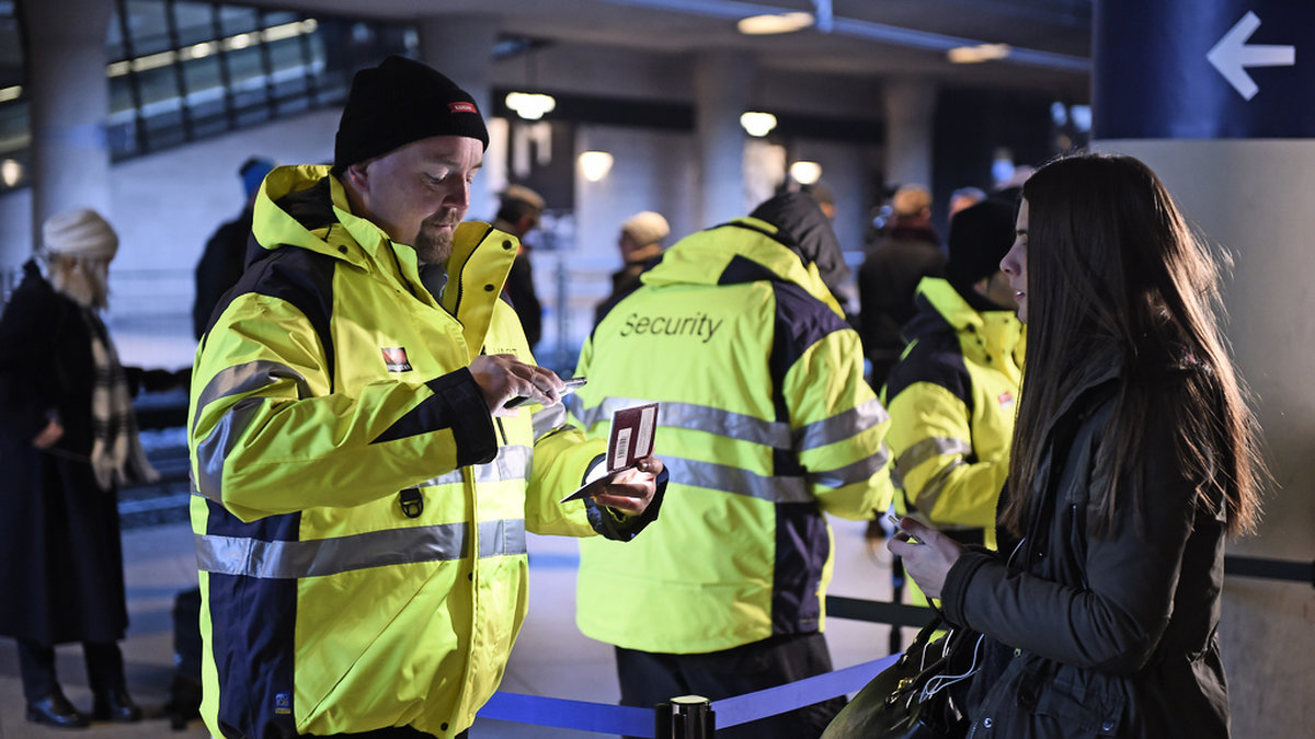 Id-kontroll vid tågstationen på Kastrups flygplats i början av 2016 – då hade 150 vakter satts i arbete för att utföra kontroller på de som klev på tåget mot Sverige och Malmö. Arkivbild