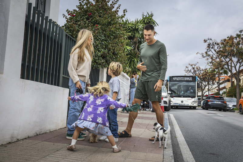 Alexander Pärleros i Marbella med frun Ida Warg och barnen Elvis och Alba. Foto: Judit Nilsson/SVD/TT