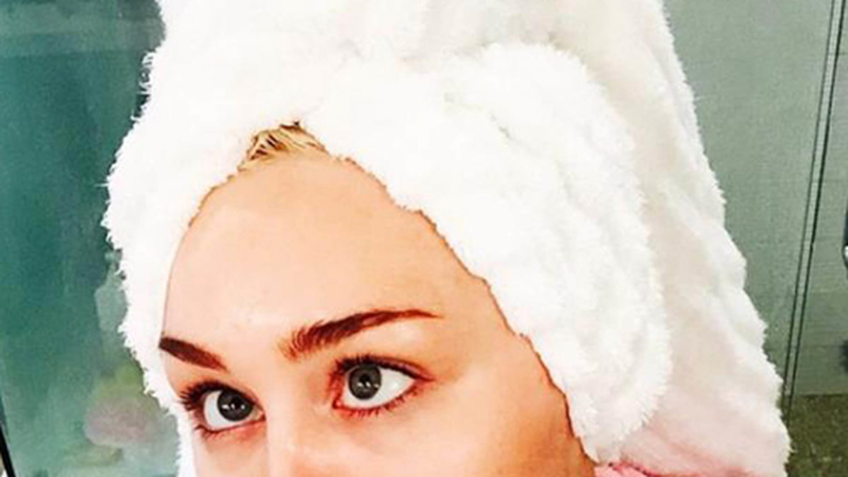 Miley Cyrus försöker imitera Gigi Hadid. 
