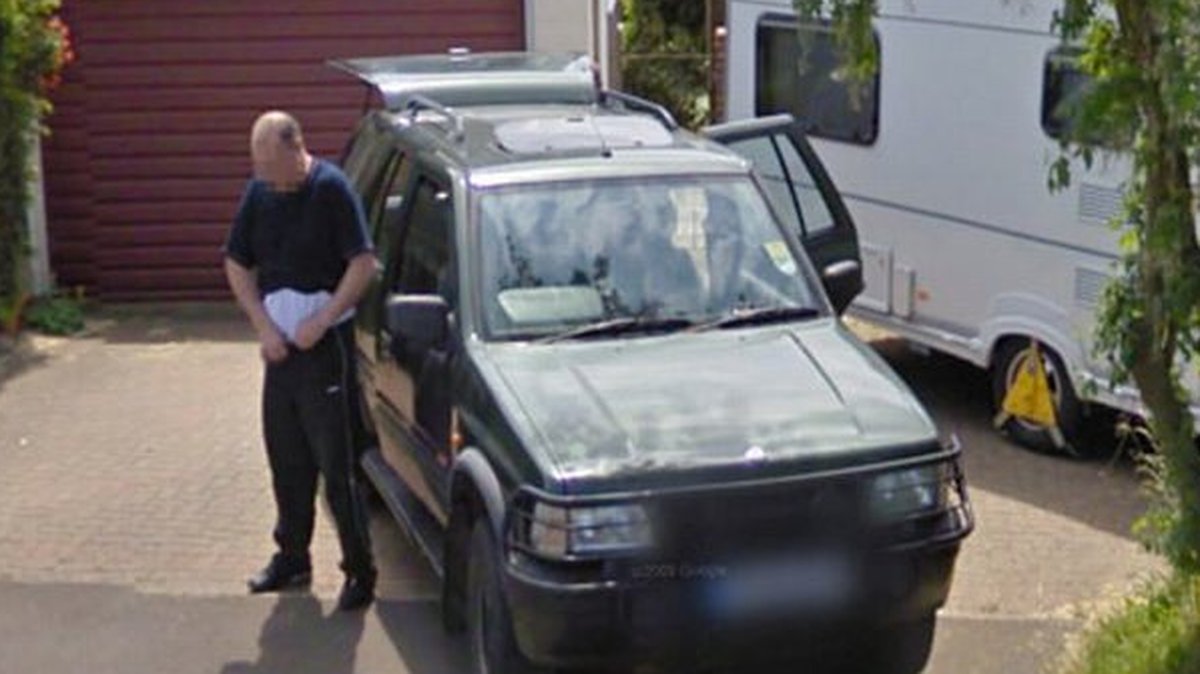 Polis tog hjälp av den här Googebilden för att få tag i en misstänkt tjuv som ska ha stulit flera föremål från husbilen på bilden.