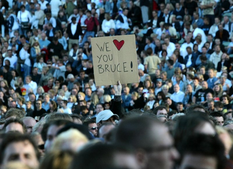 Publiken visar sin uppskattning under en Springsteen-konsert 2003. Arkivbild.