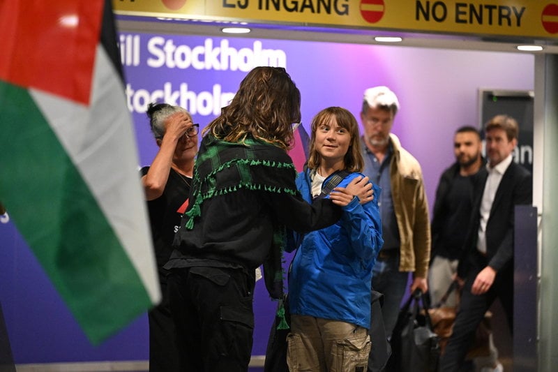 Greta Thunberg anländer till Arlanda flygplats efter att ha deporterats från Israel.