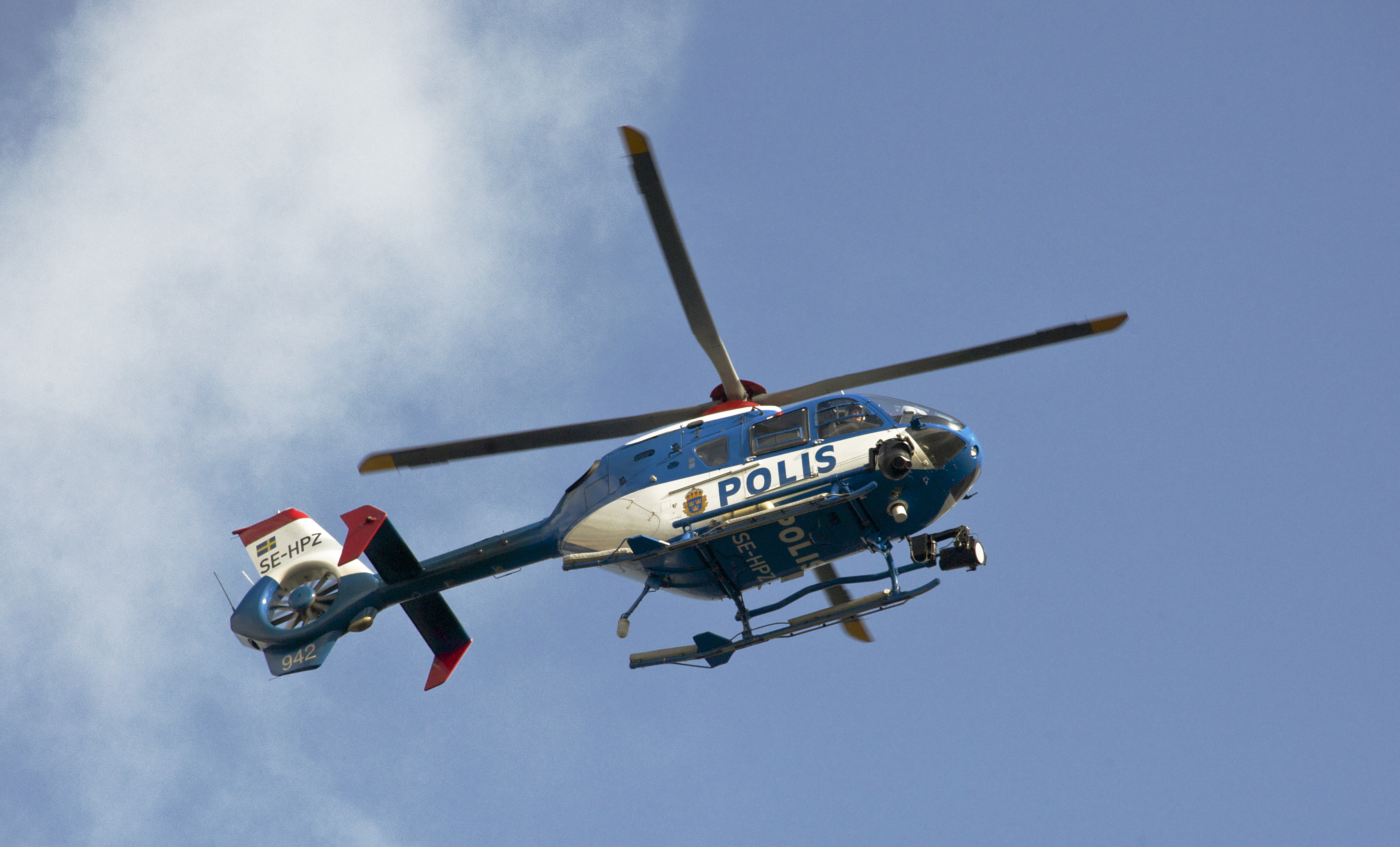 En polishelikopter involverades också i jakten.