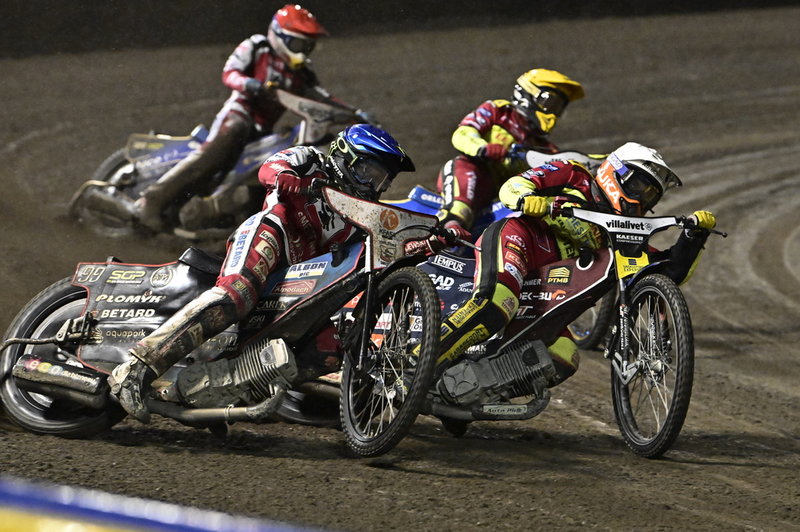 Jämnt och tätt i första finalen. Smedernas Daniel Bewley (blå), Lejonens Dominik Kubera (vit) och Bartosz Zmarzlik (gul) och Smedernas Robert Lambert (röd).