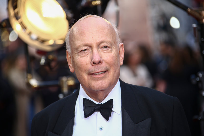 Julian Fellowes, mannen bakom 'Downton Abbey', har inspirerats av Michelle Dockery som person när han skrivit intrigen kring Lady Mary Crawley. 'Michelle är stark, elegant, attraktiv, hon har en inre styrka och auktoritet, och från det kom den delen av intrigen som går ut på att Mary ska ta över skötseln av Downton', säger han.