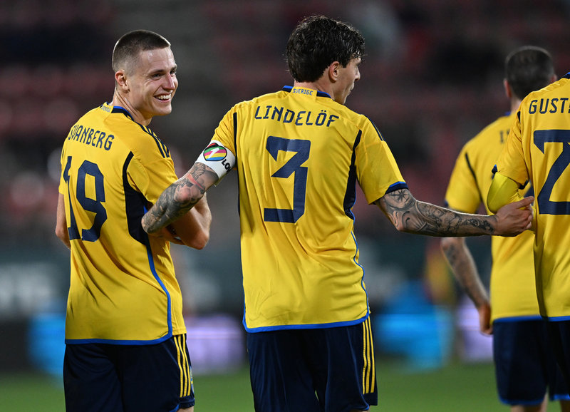 Sveriges Victor Nilsson Lindelöf med 'One Love'-bindeln under förra veckans landskamp mot Mexiko.