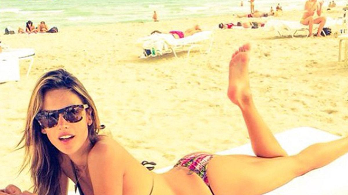 Alessandra Ambrosio njuter av solen på Miami Beach.
