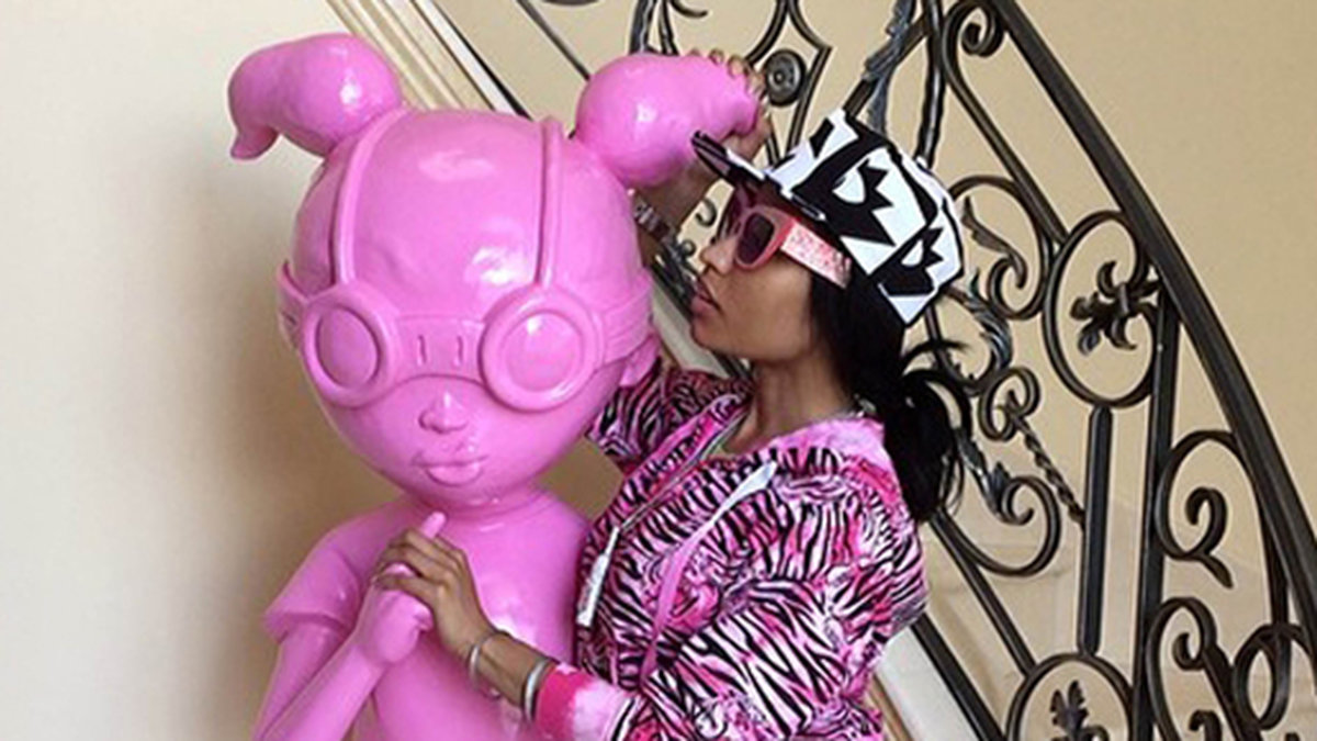 Vem är vem? Nicki Minaj poserar med en docka. 