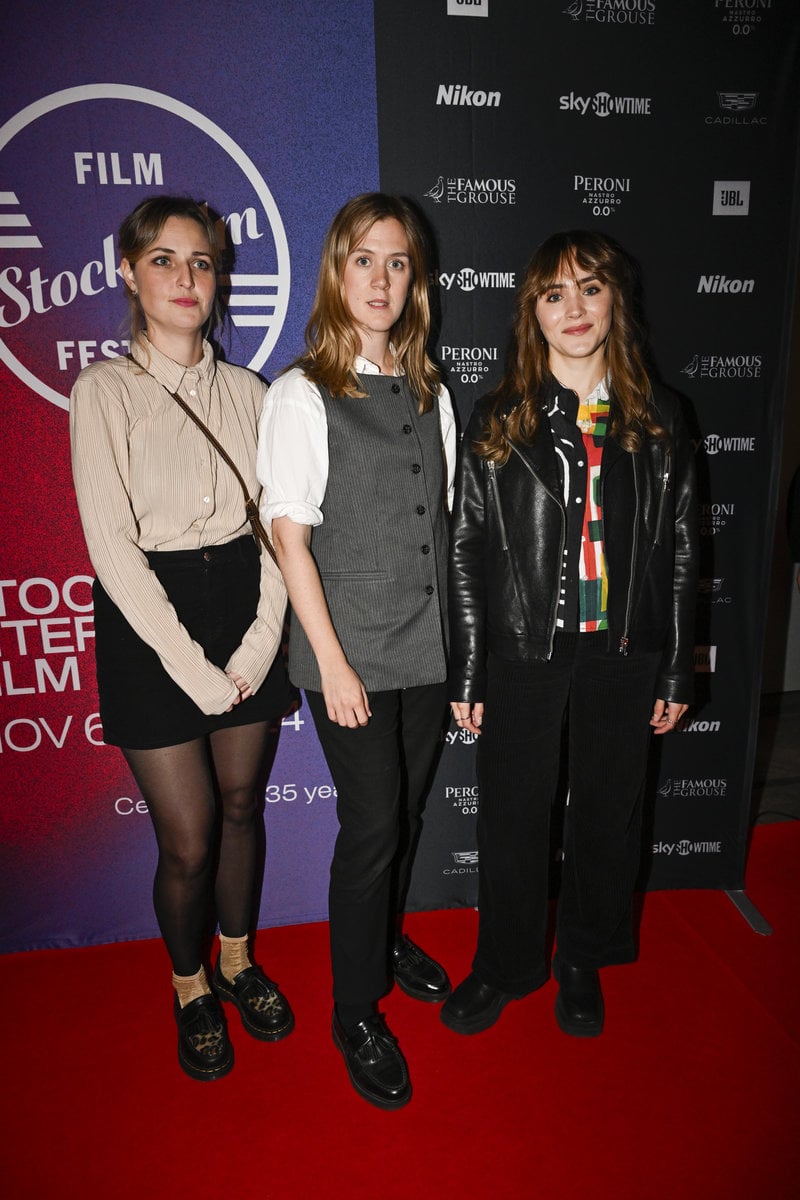 Frida Ljung, Malin Persson, Agnes Röse på röda mattan inför invigningen av Stockholm filmfestival 2024. Foto: Jessica Gow/TT