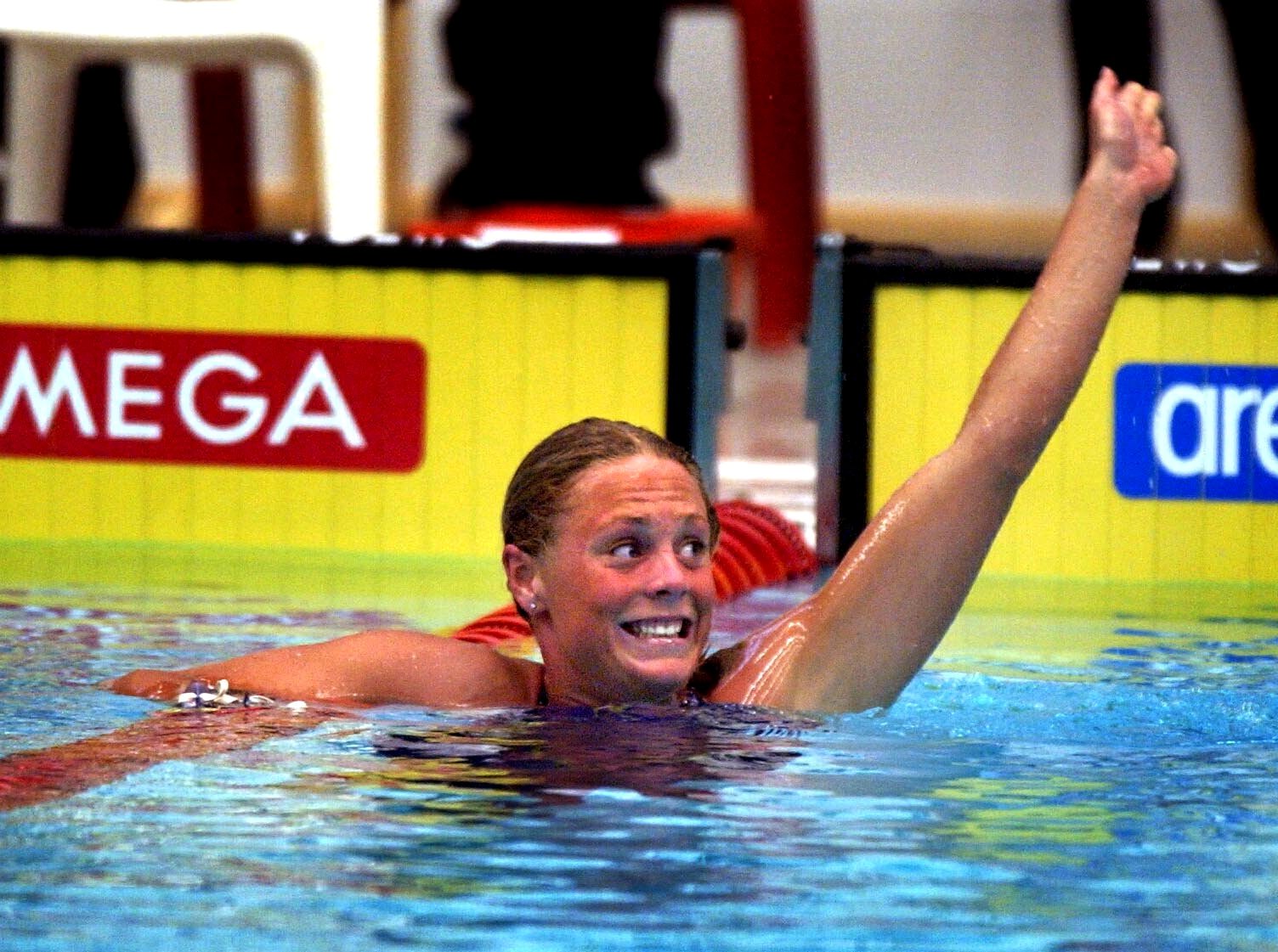 Emma Igelström har precis satt nytt europarekord på 100 meter bröstsim. Året är 2002.