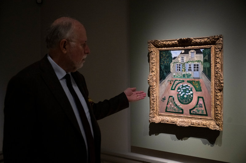 Kuratorn Magnus Olausson visar Hilding Linnqvists 'Liten trädgård i Chinon'.