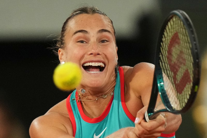 Världsettan Aryna Sabalenka, Belarus, tog sig till sin första final i Paris.