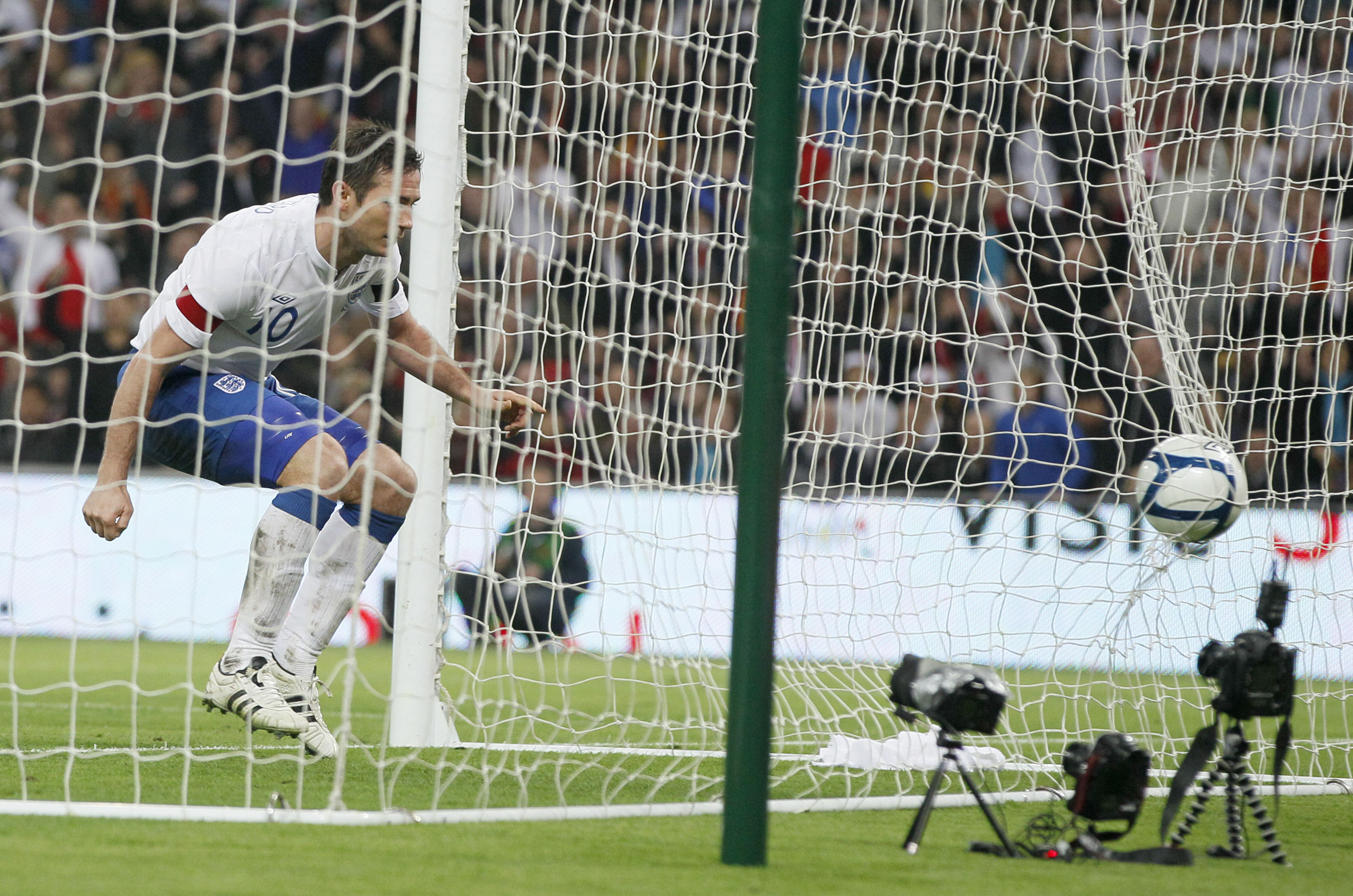 Spanien-målvakten Pepe Reina helt chanslös när Lampard nickade in bollen i öppet mål.