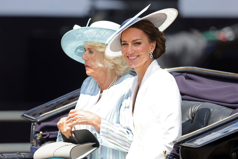 Nästa och nästnästa generation – Camilla och Kate, hustrur till Charles respektive William, under torsdagens firande.
