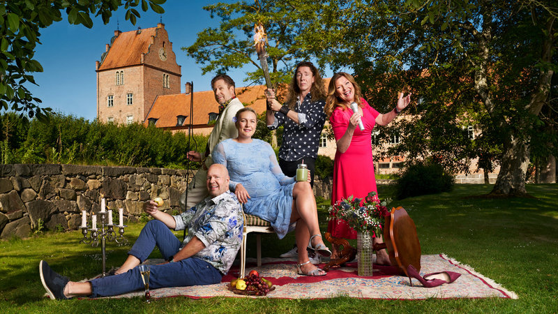 Lasse Kronér, Johan Hedenberg, Sarah Sjöström, Martin "E-Type" Eriksson och Lotta Engberg i "Stjärnorna på slottet". Pressbild. 