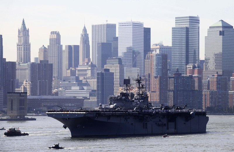 Amfibiefartyget USS Iwo Jima är med när den amerikanska flottan har samlat fartyg i närheten av Venezuela under de senaste veckorna. Här fotograferades det i New York år 2010.