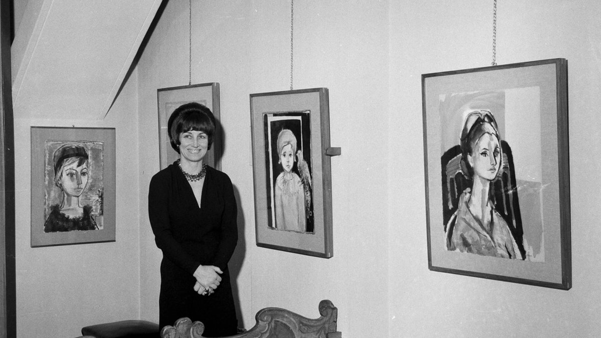 Françoise Gilot poserar framför några av sina verk under en utställning i Milano 1965. Gilot, som dock blev mer känd för sin relation med konstnären Pablo Picasso, dog i New York på tisdagen.