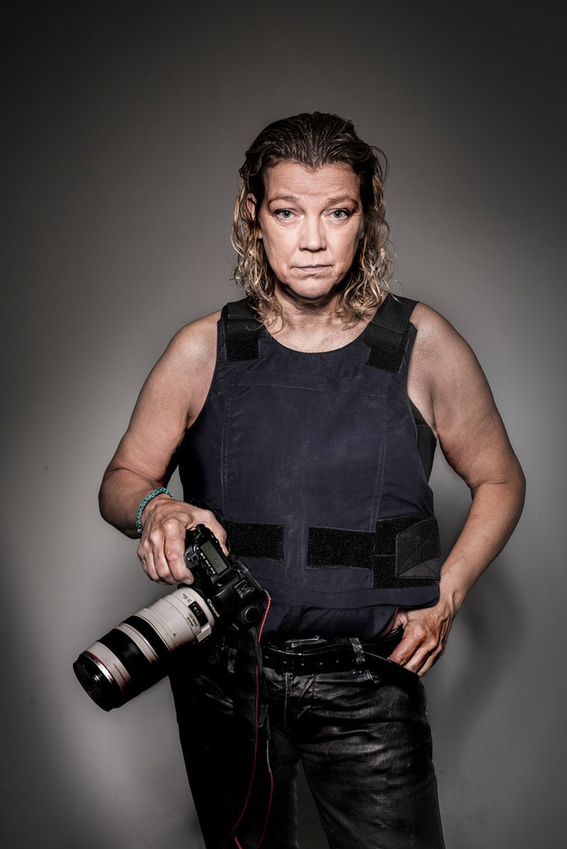 Elisabeth Ohlson porträtterar sig själv i skyddsväst. Pressbild.