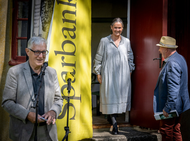 Piratensällskapets Nils-Gunnar Snygg och Peter Danielsson presenterar och släpper ut Pernilla August genom pumphusets röda dörr.