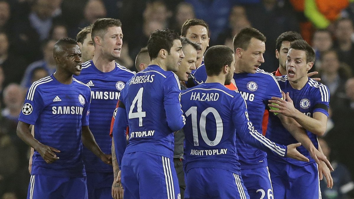 Chelsea-spelarna omringar domaren.