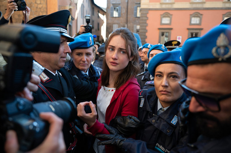 Grace Van Patten spelar Amanda Knox i dramaserien om det uppmärksammade mordfallet som sänds i Disney+.