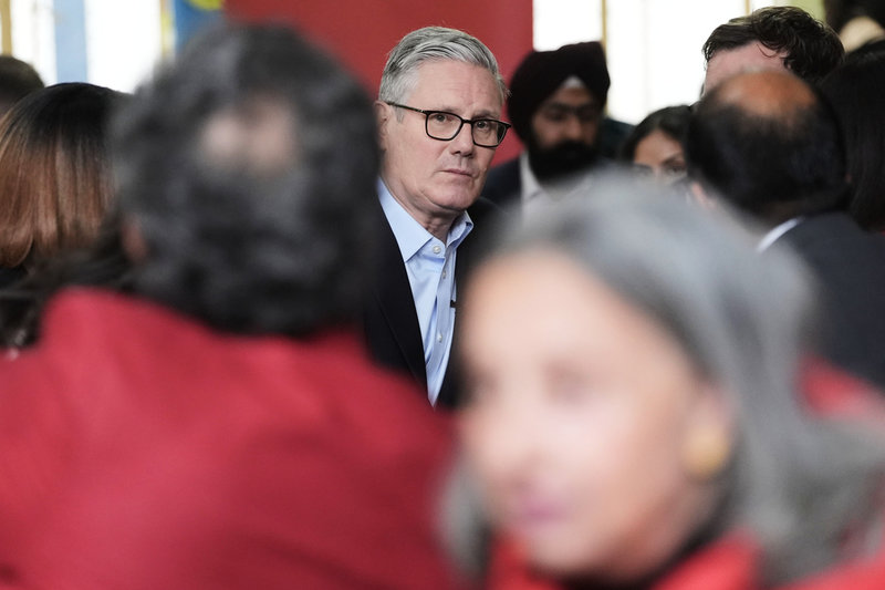 En dyster premiärminister Keir Starmer träffar partikollegor i Ealing i västra London på fredagen.