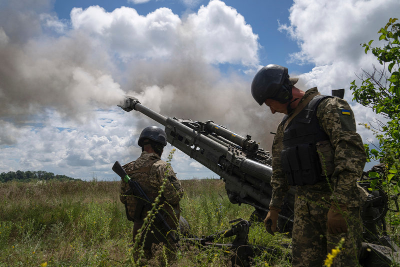 Ukrainska soldater avfyrar en amerikansk haubitspjäs mot ryska mål i Charkiv-regionen, i torsdags. Arkivbild.