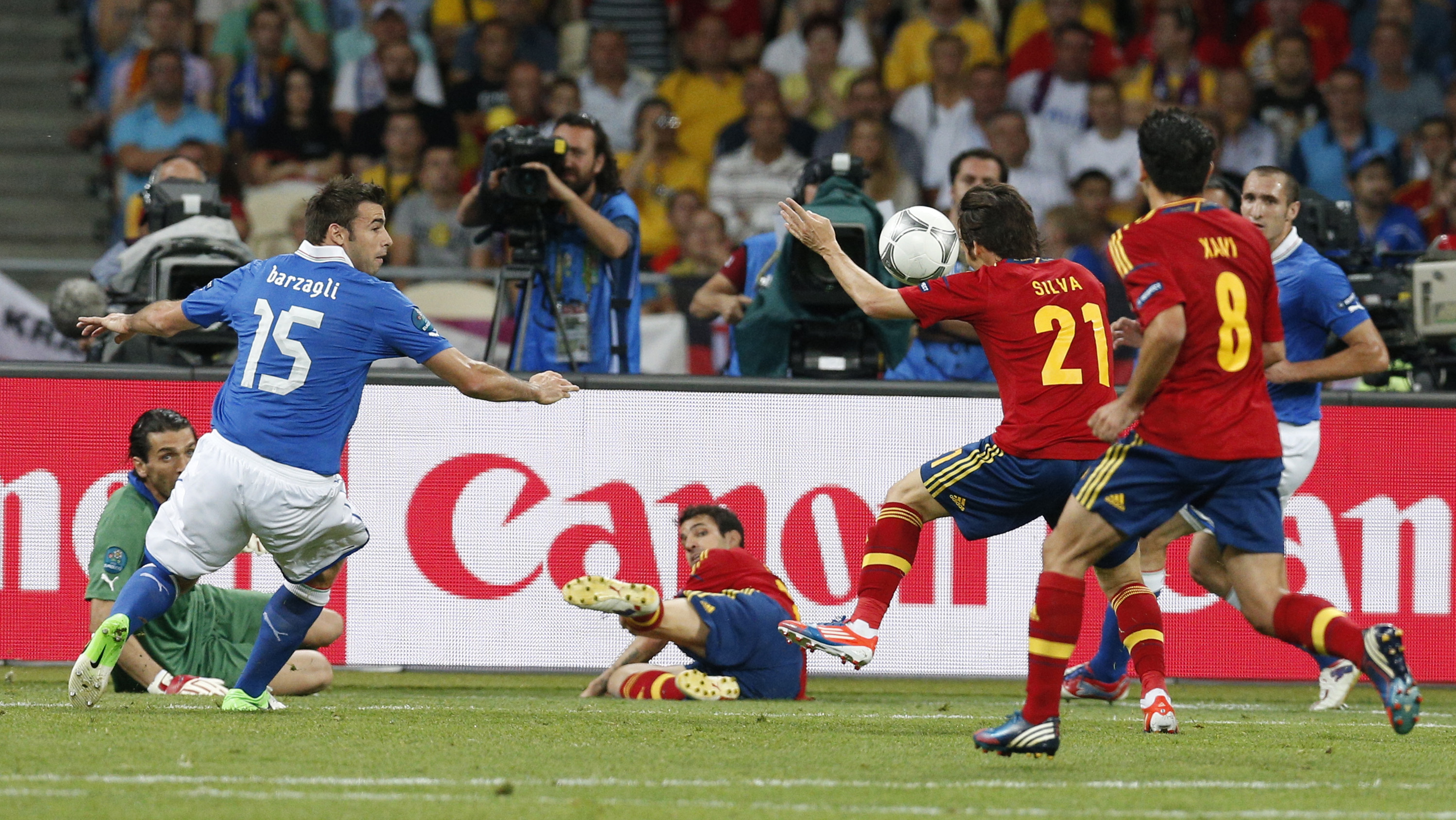 Silva nickade in 1–0 till Spanien i den 14:e minuten. Silva nickade in 1–0 till Spanien i den 14:e minuten.