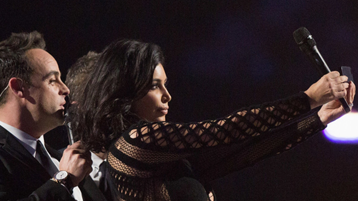 Kim tar en selfie på Brit Awards 2015. 