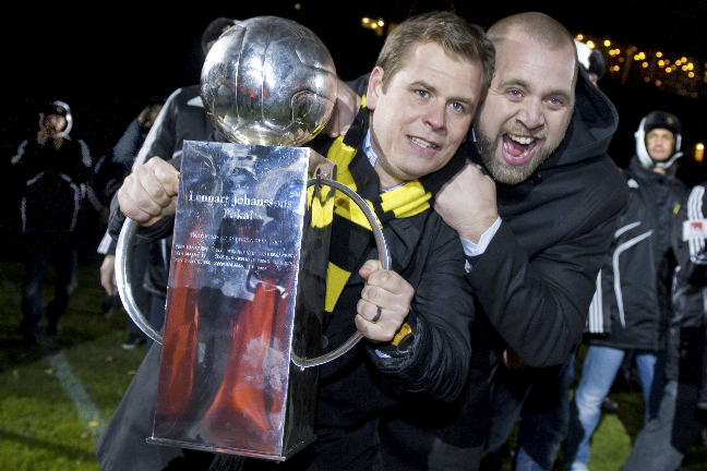 Mikael Stahre firar guldet tillsammans med Björn Wesström.