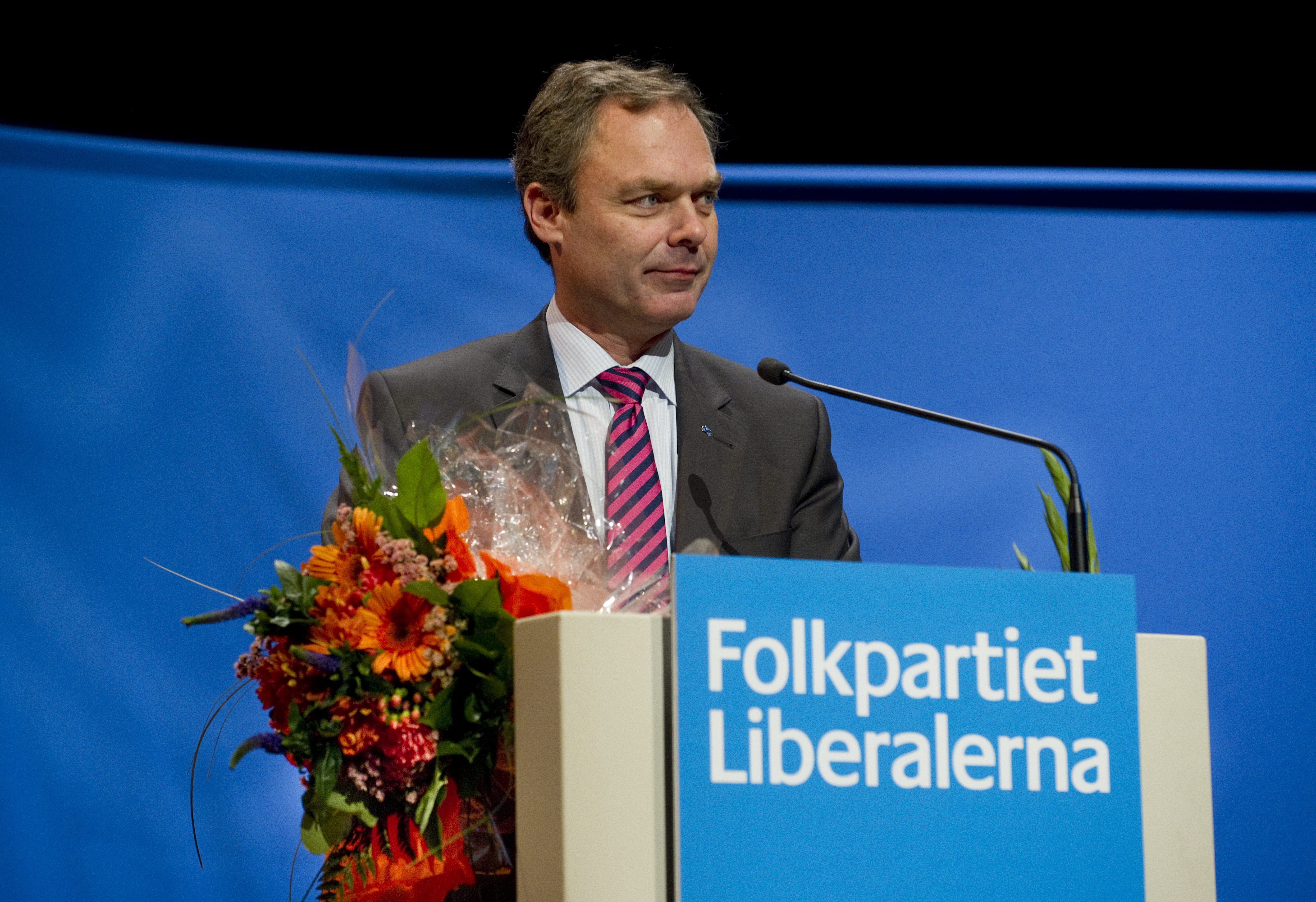 Nu står Billström dock helt ensam i regeringen eftersom även Jan Björklund och Folkpartiet nu ansluter sig till skaran som vill förändra migrationslagstiftningen.