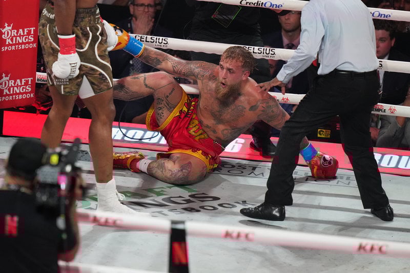 Jake Paul faller under matchen mot Anthony Joshua.