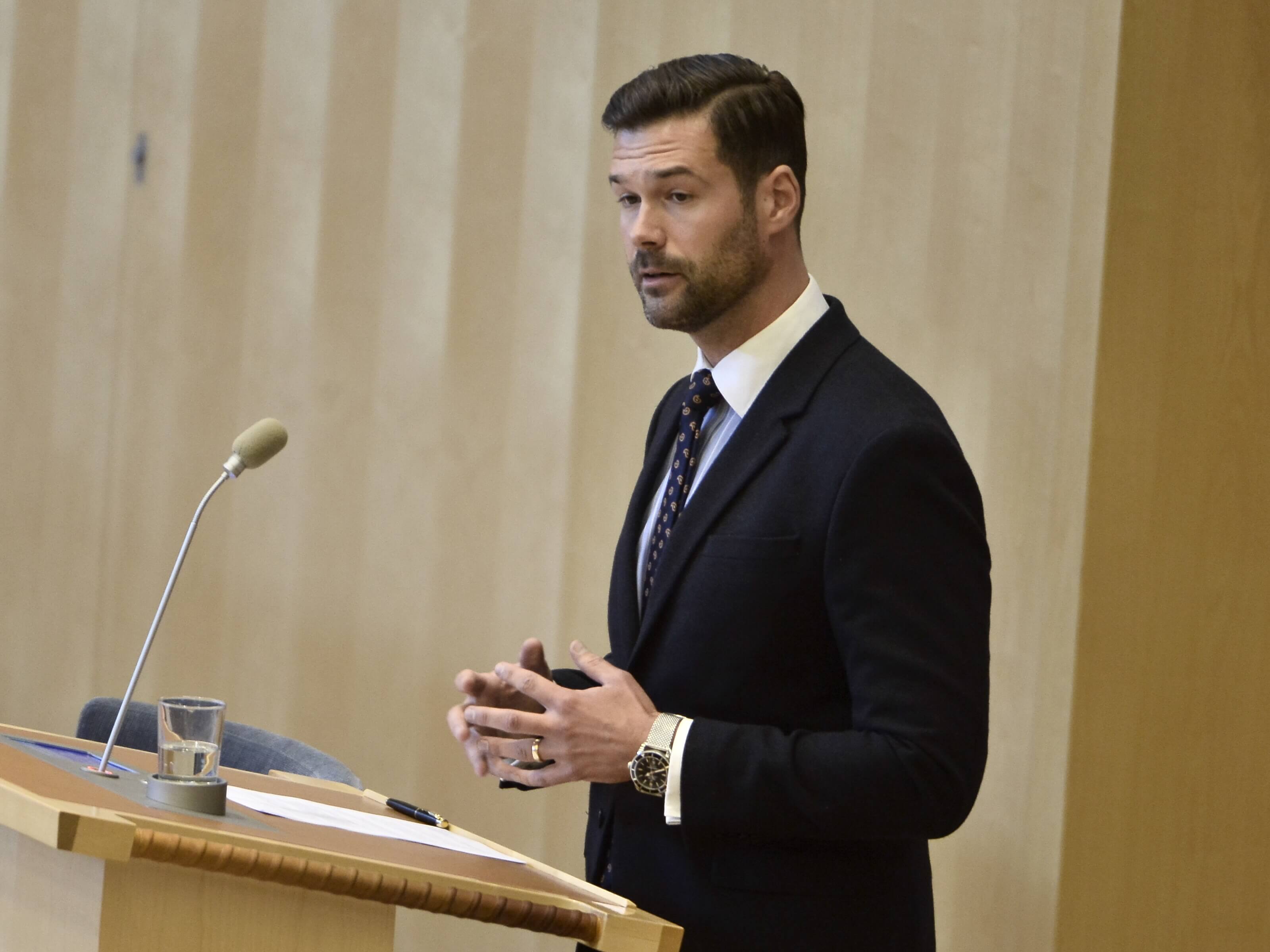 Här står han i riksdagens talarstol. Här står han i riksdagens talarstol.