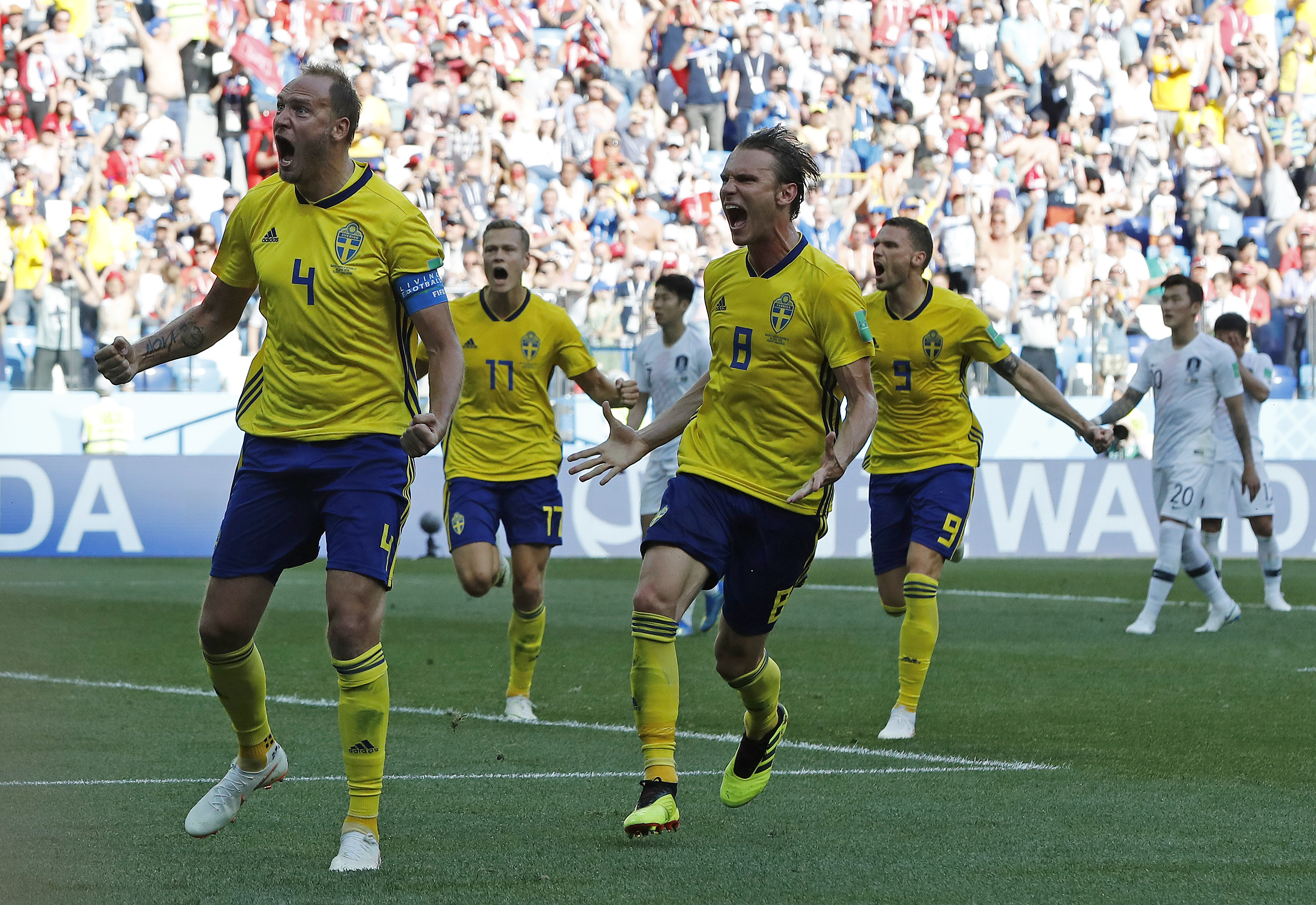 Sveriges lagkapten i fotboll, Andreas Granqvist firar sitt mål mot Sydkorea med sina lagkamrater. Sveriges lagkapten i fotboll, Andreas Granqvist firar sitt mål mot Sydkorea med sina lagkamrater.