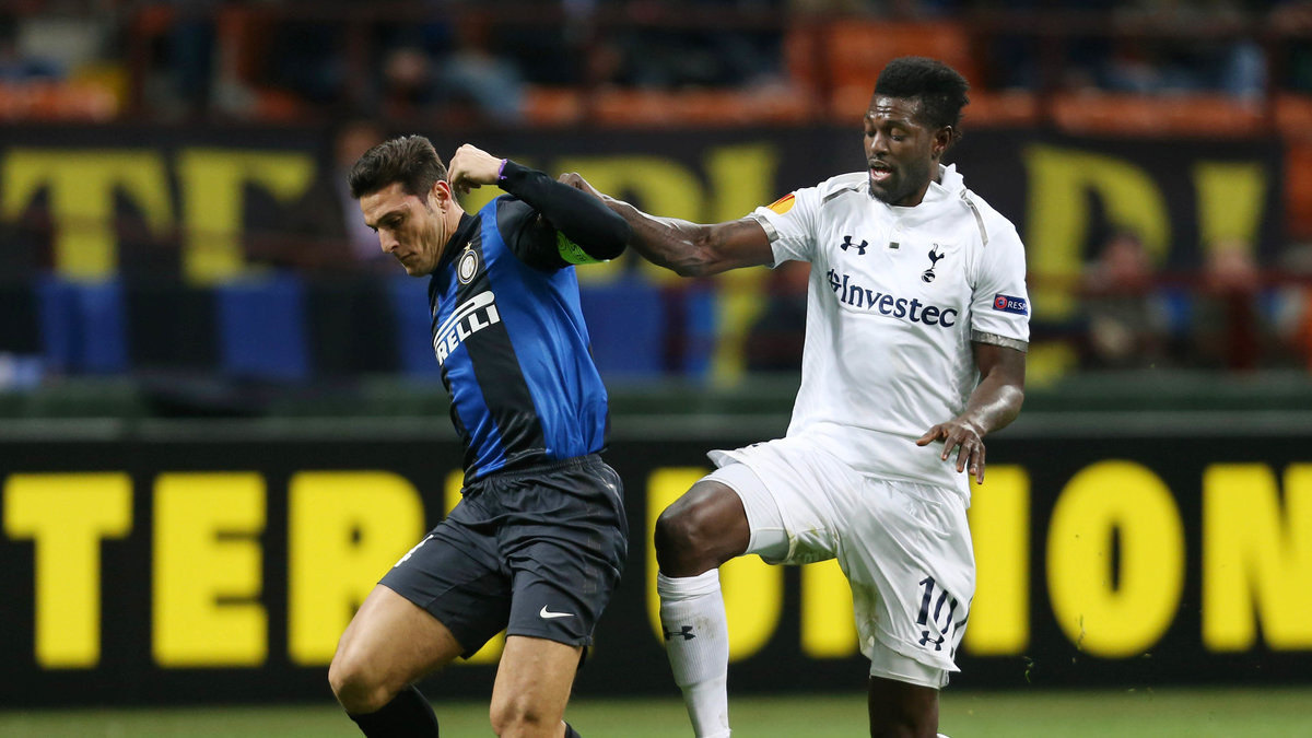 Adebayor i jakt på Javier Zanetti.