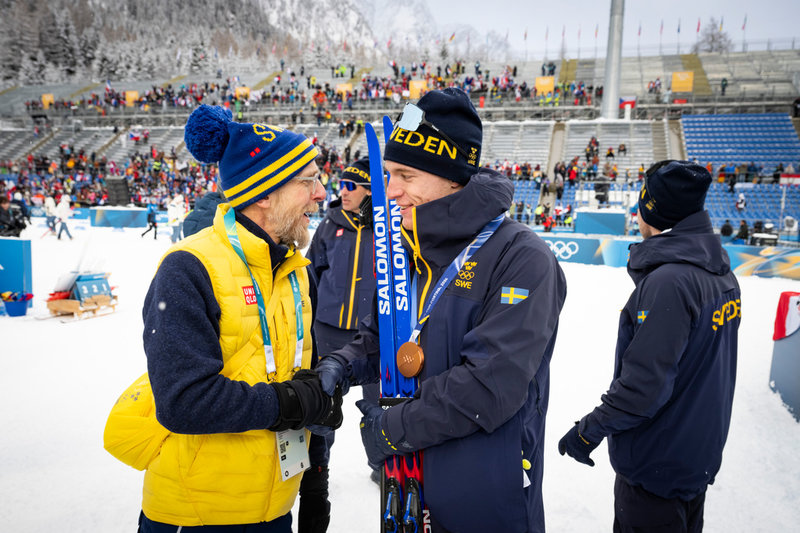 Idrottsminister Jakob Forssmed (KD) gratulerar Samuelsson till OS-bronset.