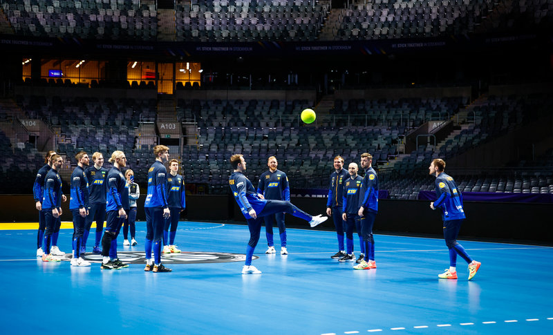 Handbollslandslaget inspekterar kvartsfinalens arena med ett träningspass.