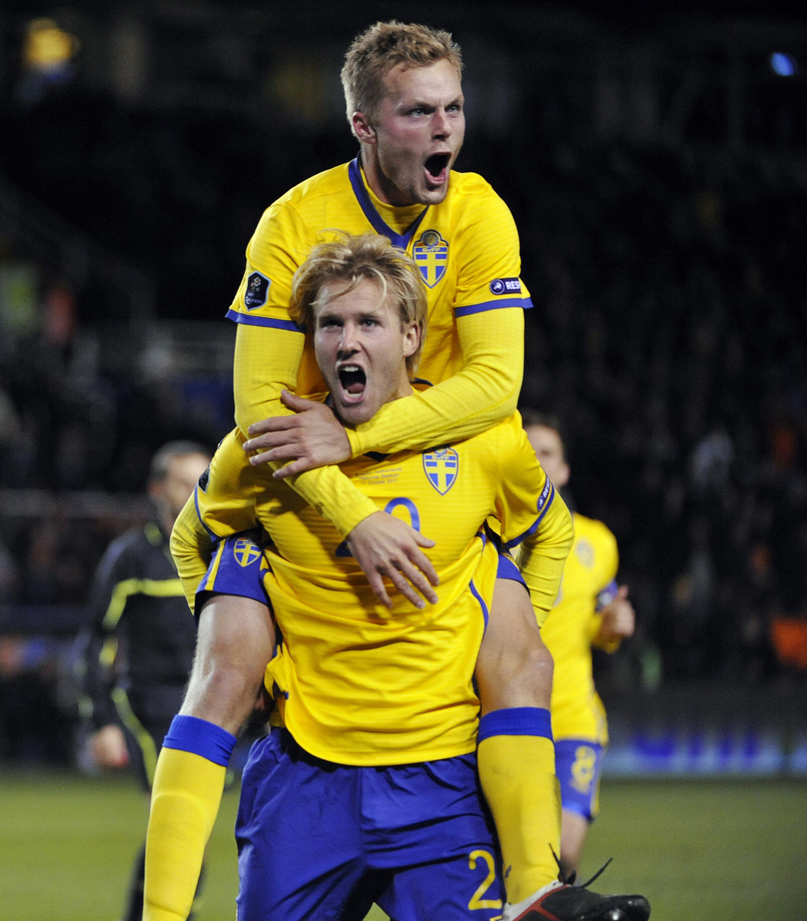 Sveriges Ola Toivonen och Sebastian Larsson jublar efter Toivonens 3-2 mål i EM-kvalmatchen i fotboll mellan Sverige och Holland.