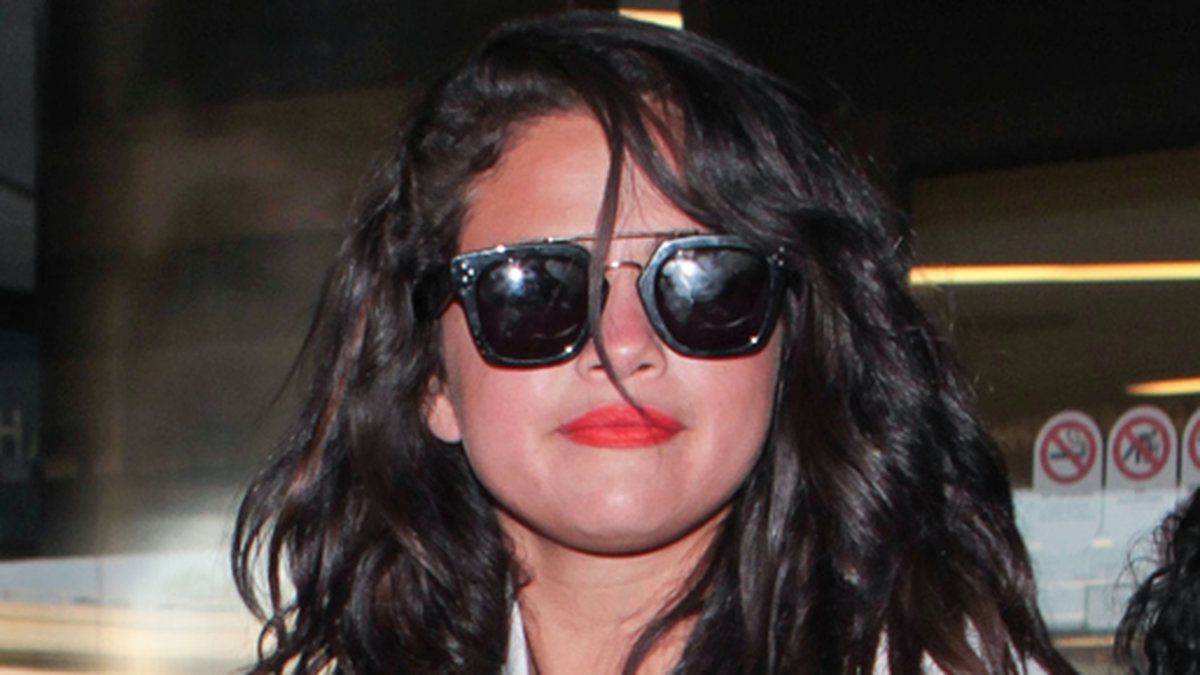 En solbränd Selena Gomez kommer hem från sin semester i Mexiko. 